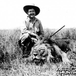 Ernest Hemingway hunting Lion