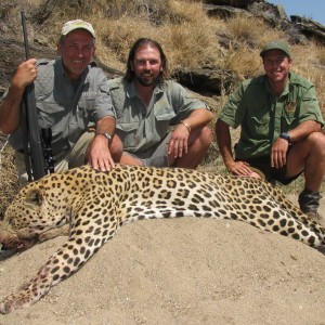 Bob Steger, Jofie Lamprecht and Jan Westdyk with Bob's leopard