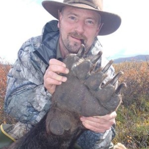 9 foot 2 Brown Bear hunt in SW Alaska with a 27 and 7/16 inch skull