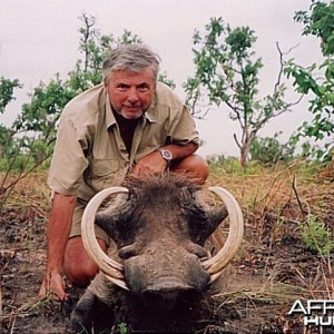 Bela Hidvegi with Warthog hunted in Tanzania