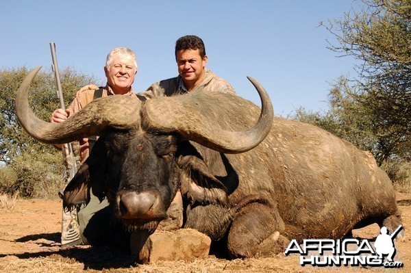 PH Wiaan van der Linde with Wintershoek Johnny Vivier Safaris in SA