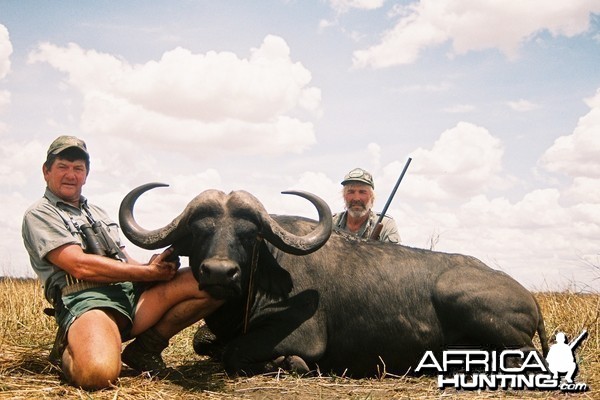 Hunting Buffalo with Wintershoek Johnny Vivier Safaris in SA