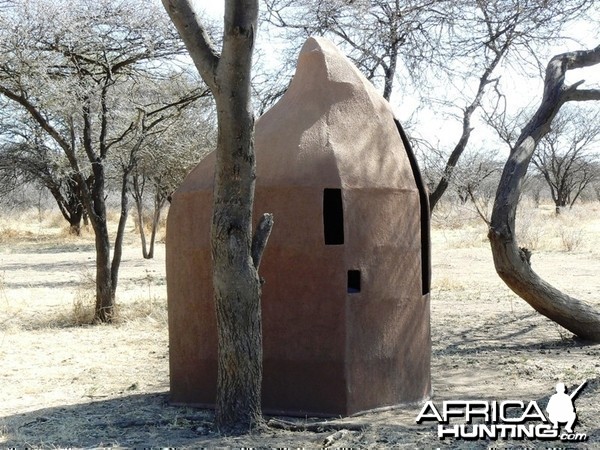 Movable bow hunting blind in the shape of a termite hill