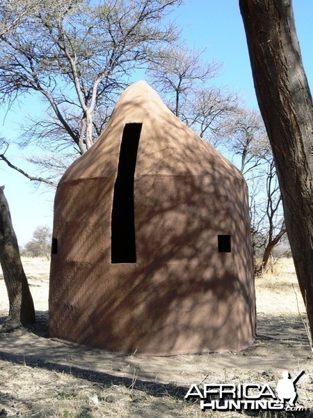 Movable bow hunting blind in the shape of a termite hill