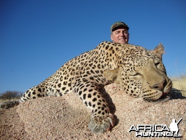 Leopard Hunting -  Yuriy Nikitenko Russia