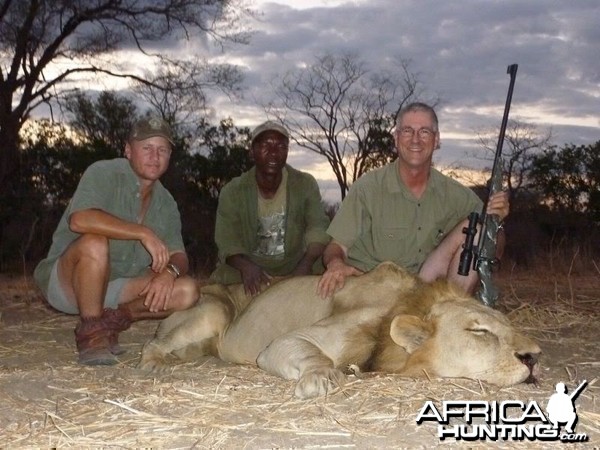 PH Stu Taylor, Tracker Davie and client with a mature Lion