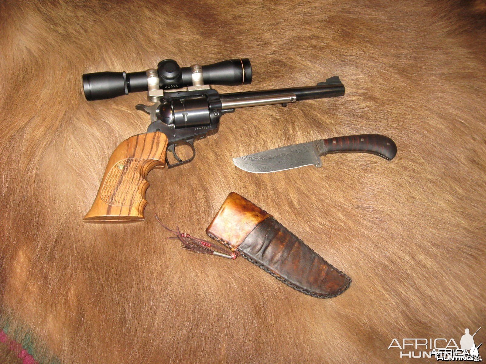 scope sighted ruger super blackhawk 44 mag and nice knife