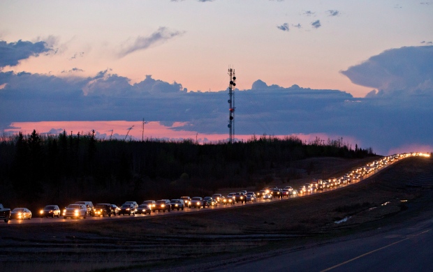 alta-wildfire-fort-mcmurray-evacuation-20160503-topix.jpg