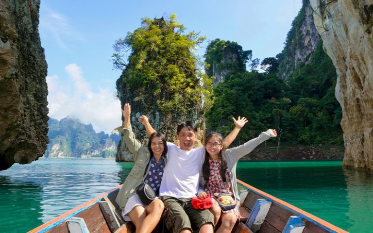 Family-on-holiday-Thailand-768x480.jpg