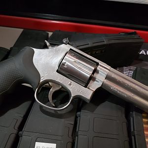 S&W 686-6-4 in 357 Mag Revolver