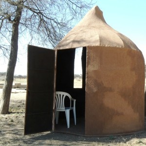 Movable bow hunting blind in the shape of a termite hill