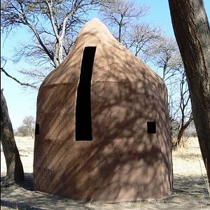 Movable bow hunting blind in the shape of a termite hill