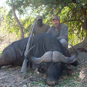 Hunting Cape Buffalo with Ruger Alaskan in 375 Ruger/ Leupold 1.5 x 5