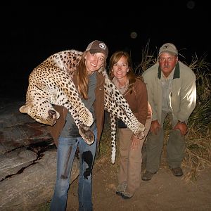 Hunt Leopard Tanzania