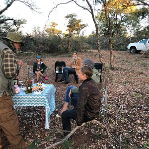 Relaxing & having snacks and drinks during hunt