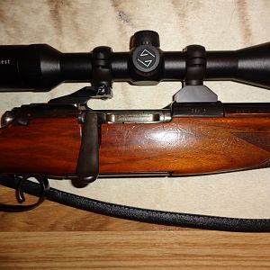 Männlicher Magnum Rifle .338 Winchester Magnum