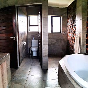 Family Suite (2nd bedroom bathroom)