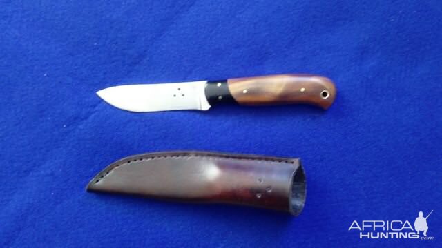 Mini Skinner Knife in Buffalo Horn and NZ Matai
