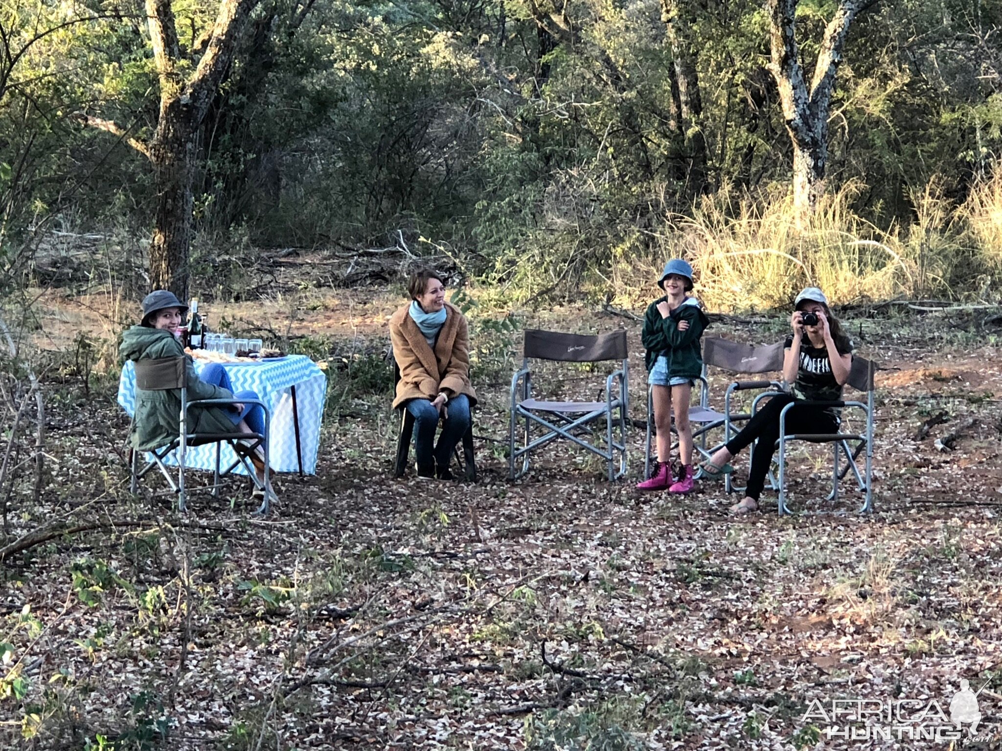 Relaxing & having snacks and drinks during hunt