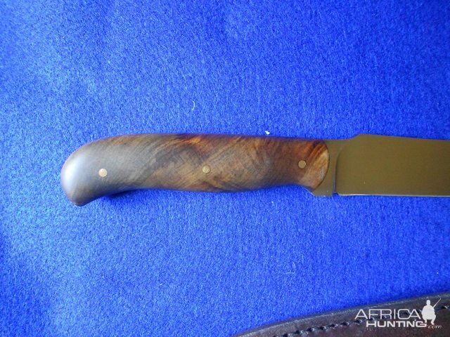 Thumb-notch Skinner with Kauri wood handle