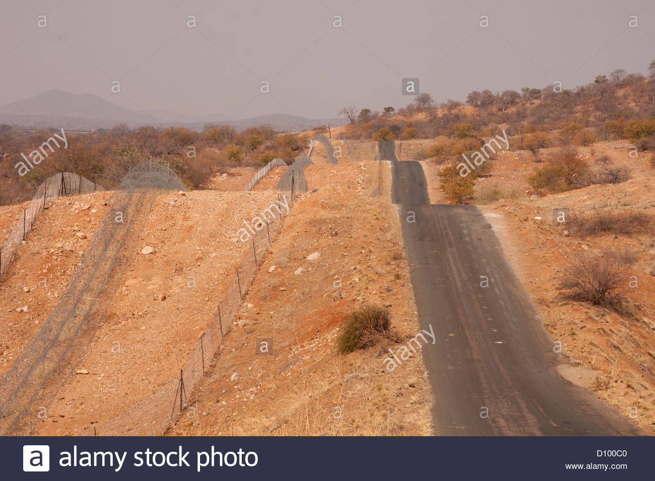 beit-bridge-border-road-and-fence-separating-zimbabwe-and-south-africa-D100C0.jpg