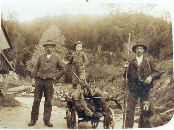 AustrianhuntersintheoldempiredaysbringinghomeRedDeerstagandchamoisaroundNagelreit-RohrimGebirge_n_zpsae6d27e3.jpg