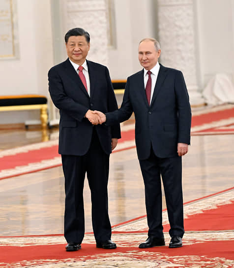 Russian President Vladimir Putin (right) and Chinese President Xi Jinping